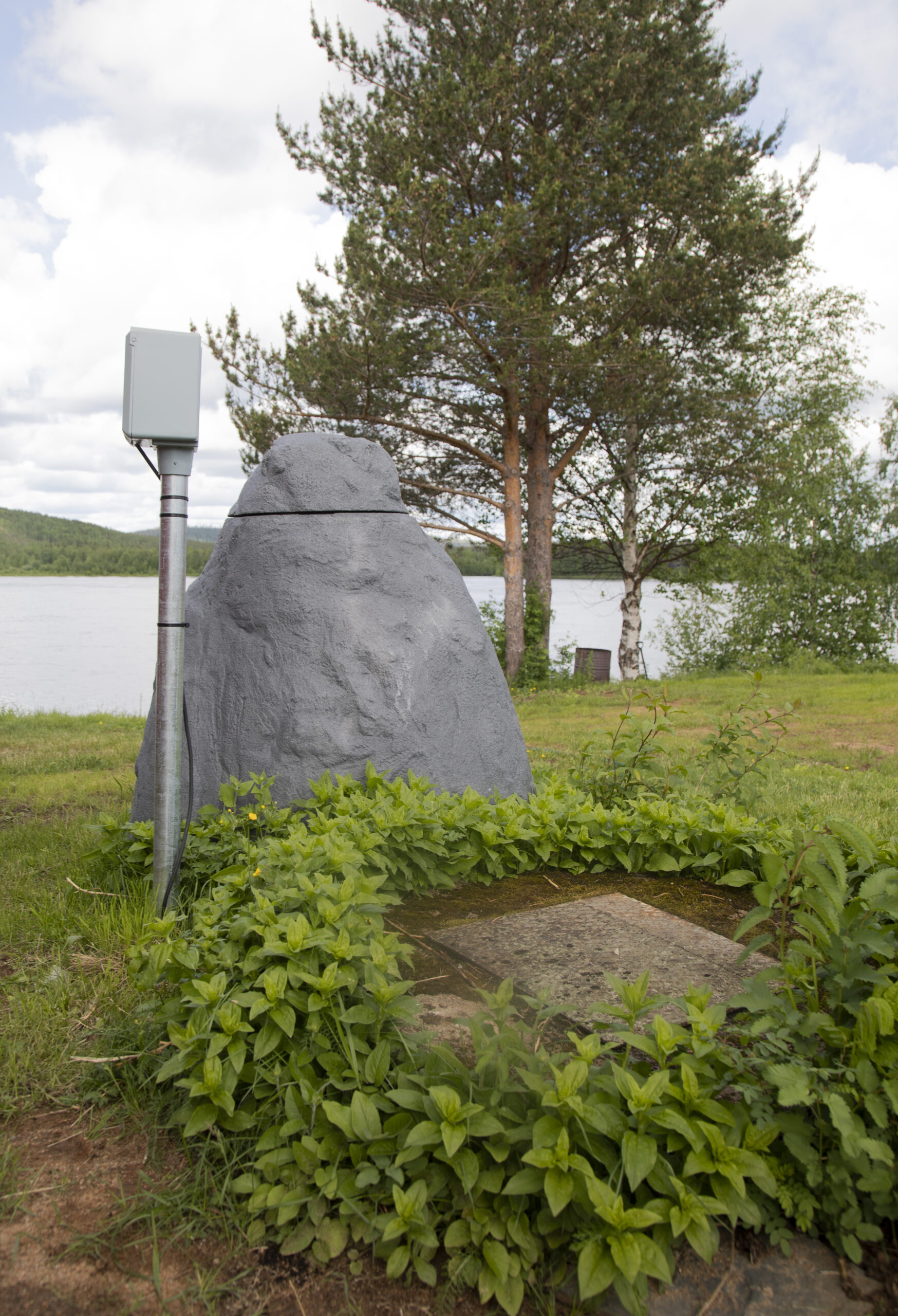 Asennettu IISI KIVI saneerauspuhdistamo pihaympäristössä – kompakti ja huomaamaton ratkaisu kotitalouden jätevesien käsittelyyn